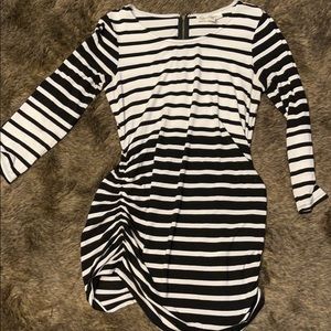 Jessica Simpson maternity/nursing top👩‍🍼